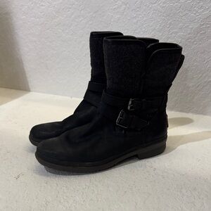 UGG SIMMENS Black Ankle Boots with Dual Buckles